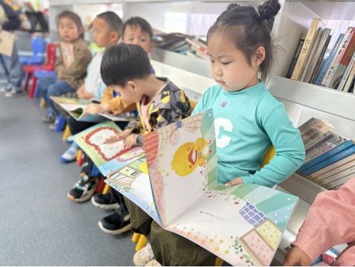 黃渤海新區(qū)圖書館流動圖書服務車走進古現中心幼兒園