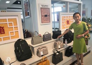 繁峙縣志愿者協會組織學生參觀手工業產品展示廳 聚寶新區社區和箱包廠車間